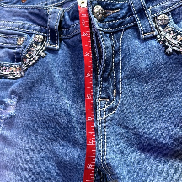 Ladies Miss Me Signature Mid-Rise Cuffed Capri - Picture 10 of 10